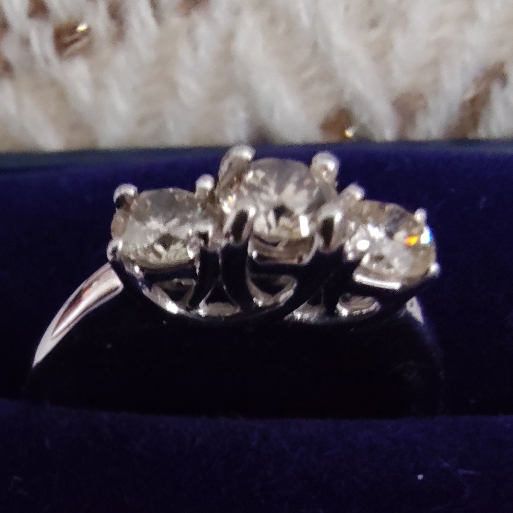 14kt white gold 1 carat with 3 diamonds. Size 5